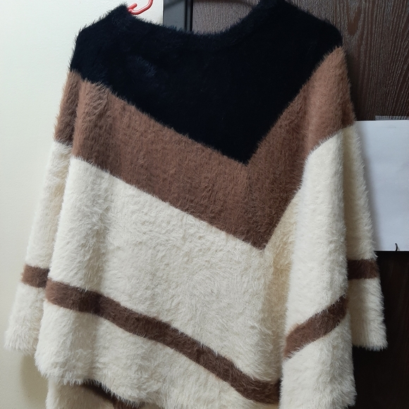 ANN TAYLOR MED/ LARGE TRI COLOR SOFT FAUX FUR PANCHO GORGEOUS  NEW - Picture 3 of 6